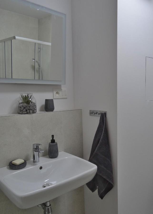 Top Urban Apartment - Free Parking, Green Energy, Modern Style Bratislava Esterno foto